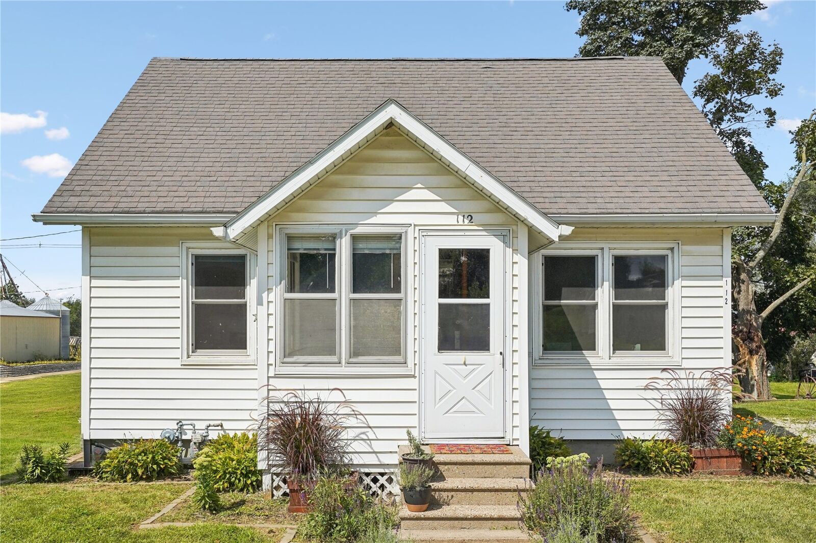 Property Photo: 112 W Vinton St IA 52218