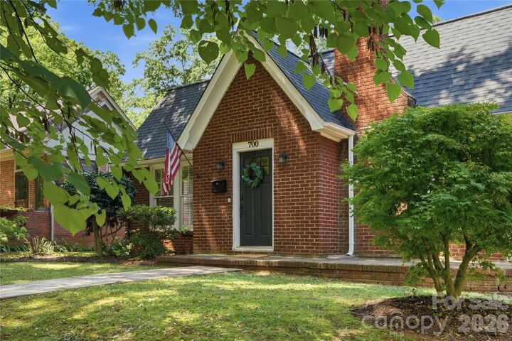 Property Photo:  700 Woodruff Place  NC 28208 