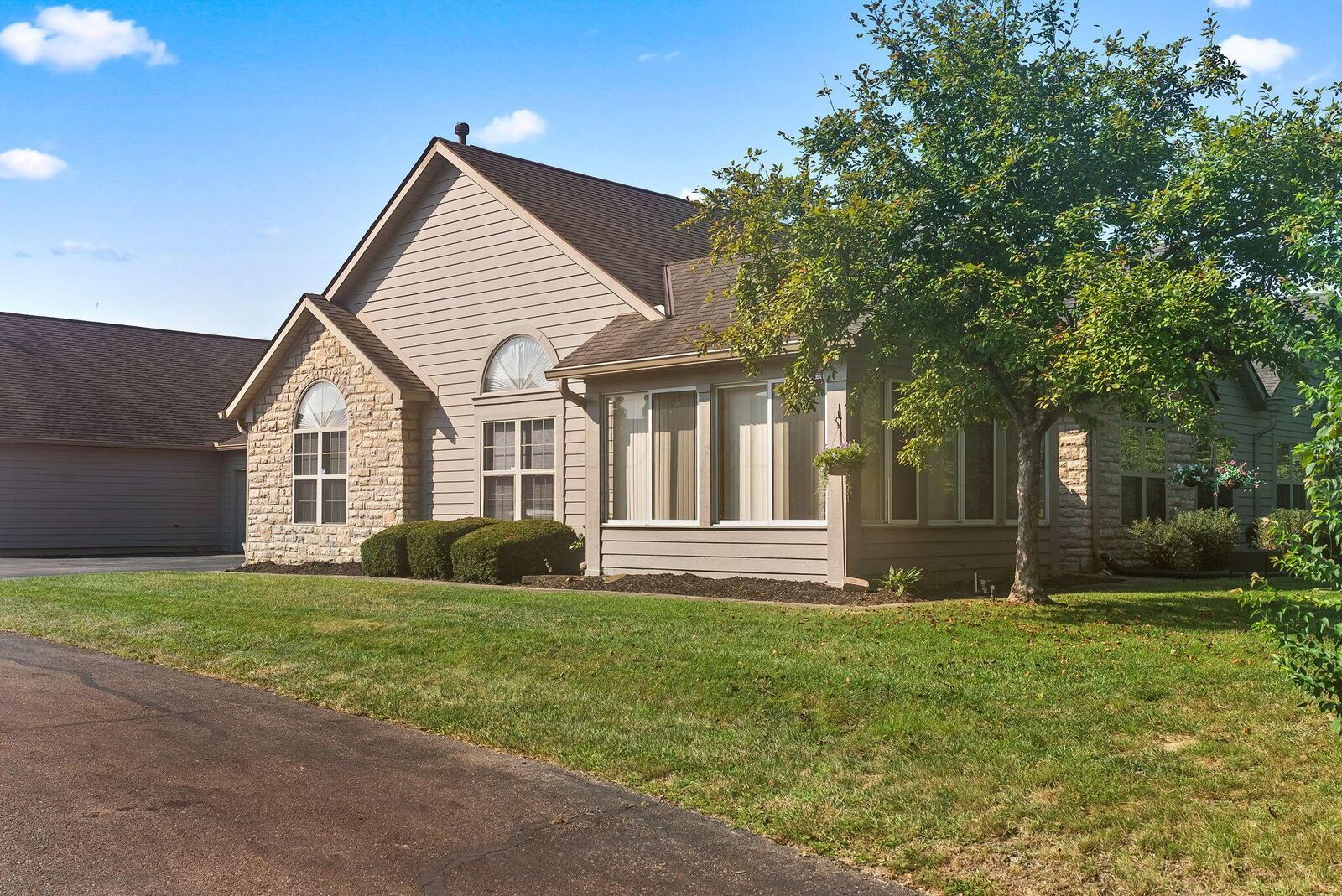 Property Photo:  5808 Ravine Creek Drive  OH 43123 