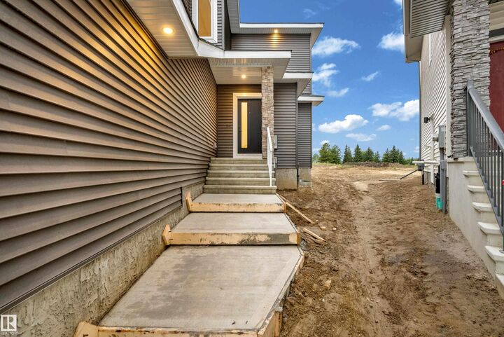 Property Photo: 32 Grayson Green AB T7Z 0P3