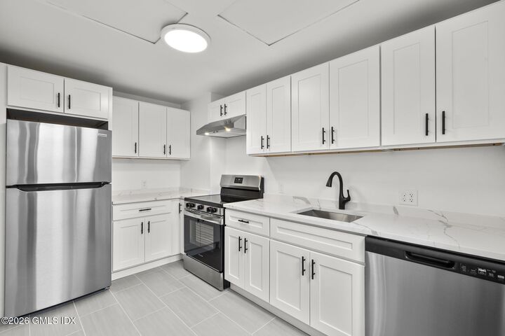 Property Photo: 122 E Putnam Avenue 7 CT 06830