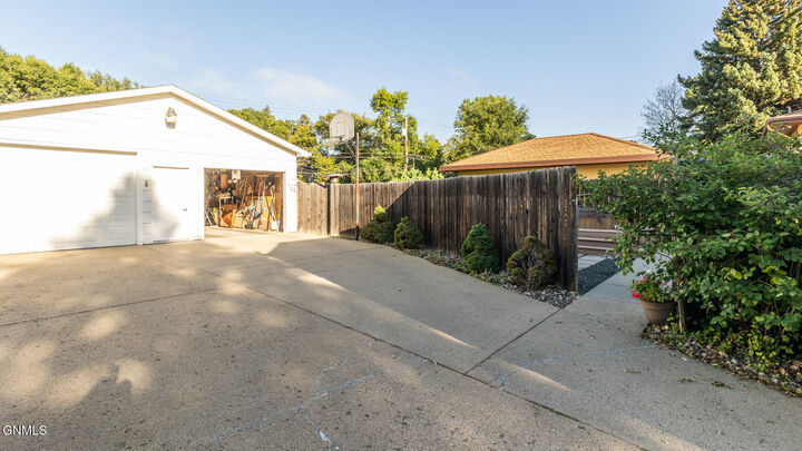 Property Photo:  510 16th Street N  ND 58501 