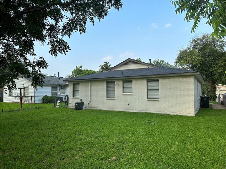 Property Photo:  511 Guyer Street  TX 77498 