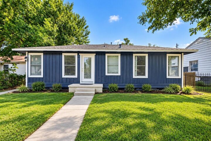 Property Photo: 216 Eastway Street TX 77547