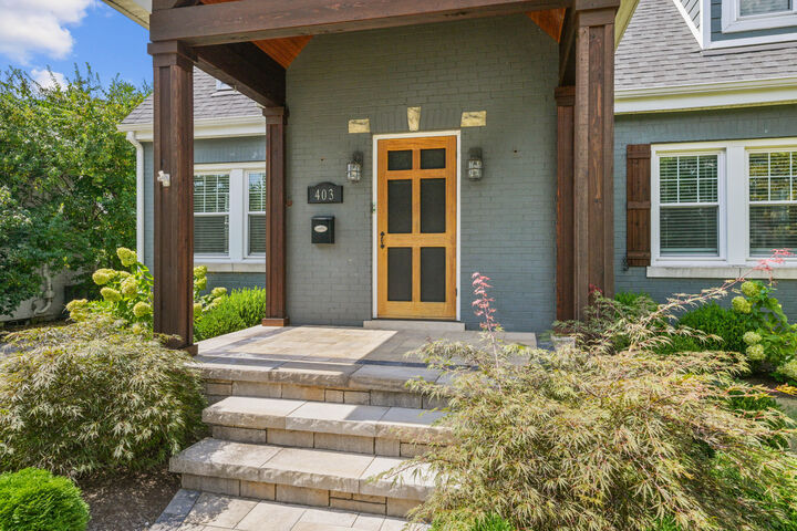 Property Photo:  403 Chinoe Road  KY 40502 
