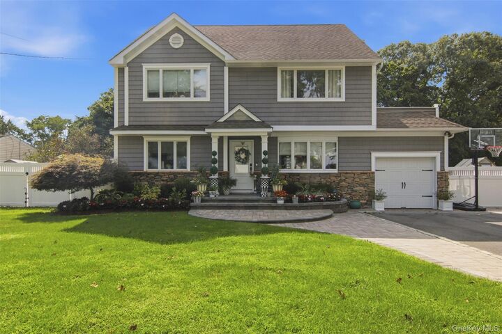 Property Photo:  8 Glen Way  NY 11755 