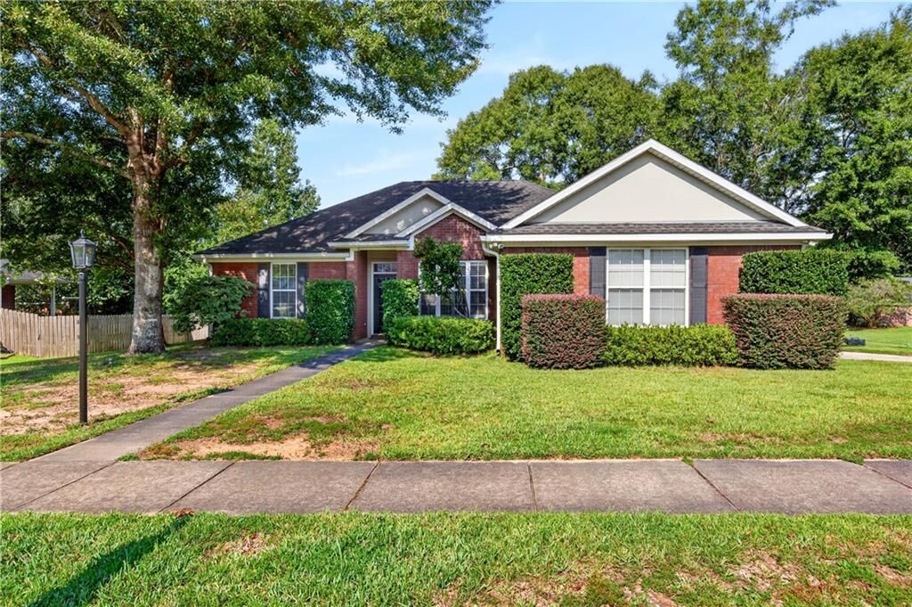 Property Photo:  1628 Ashmoor Drive W  AL 36695 