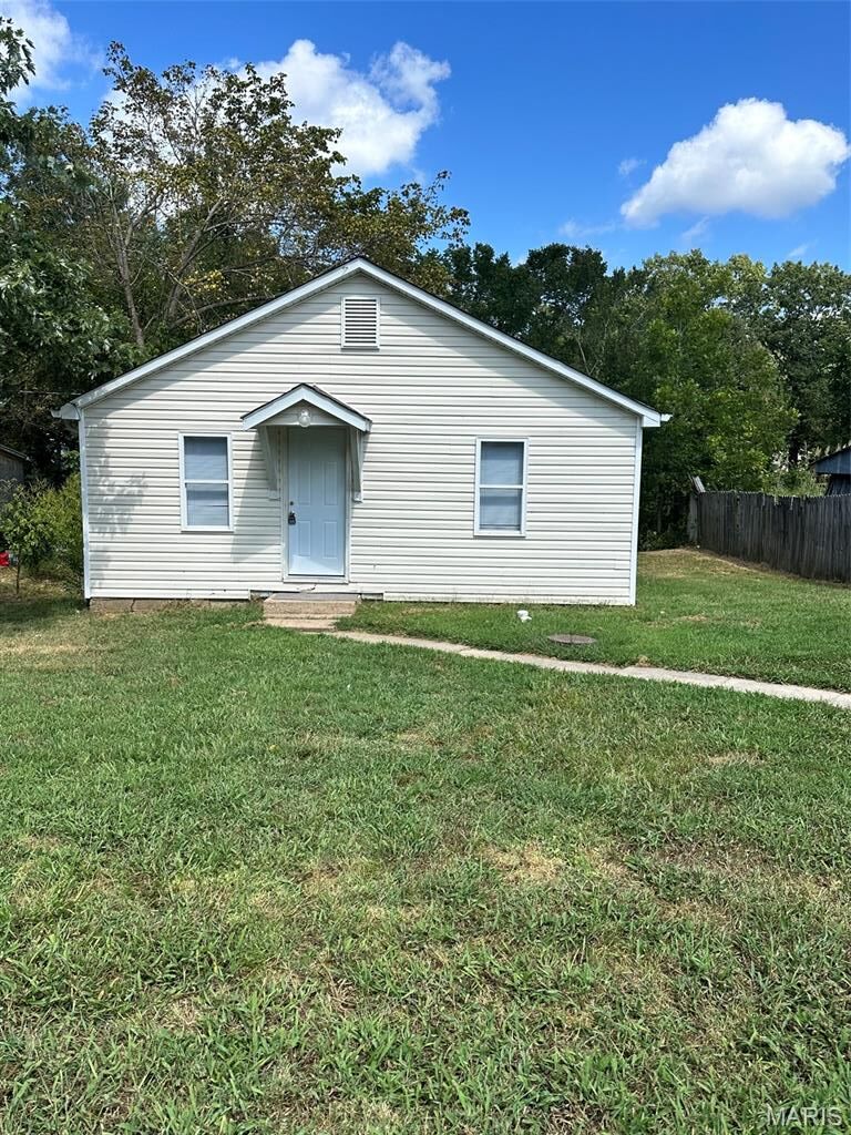 Property Photo:  611 School Avenue  MO 65453 