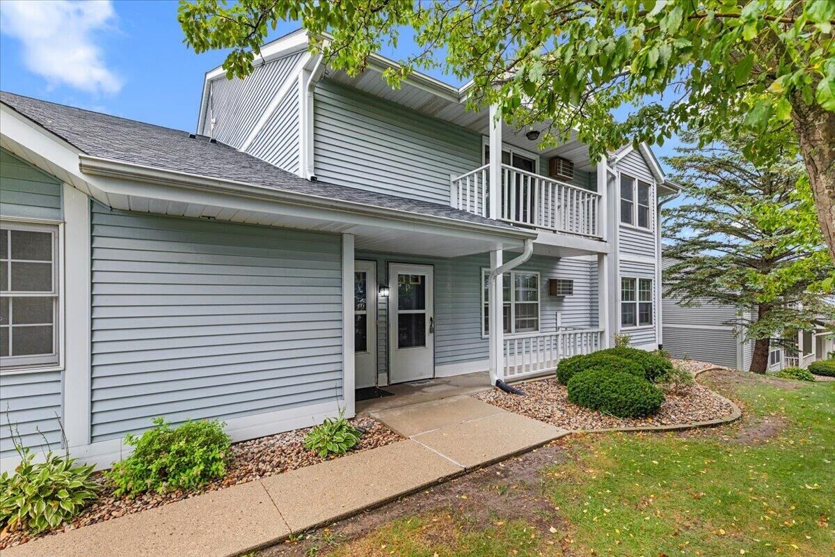 Property Photo:  621 Barrington Ct  WI 53095 