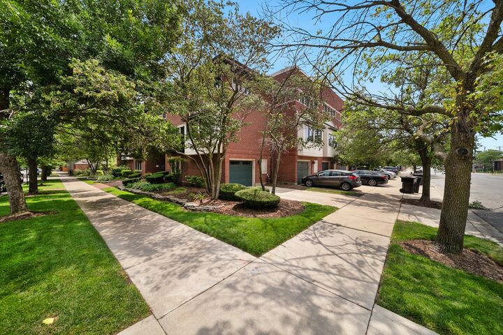 Property Photo:  2455 W Ohio Street 8E  IL 60612 