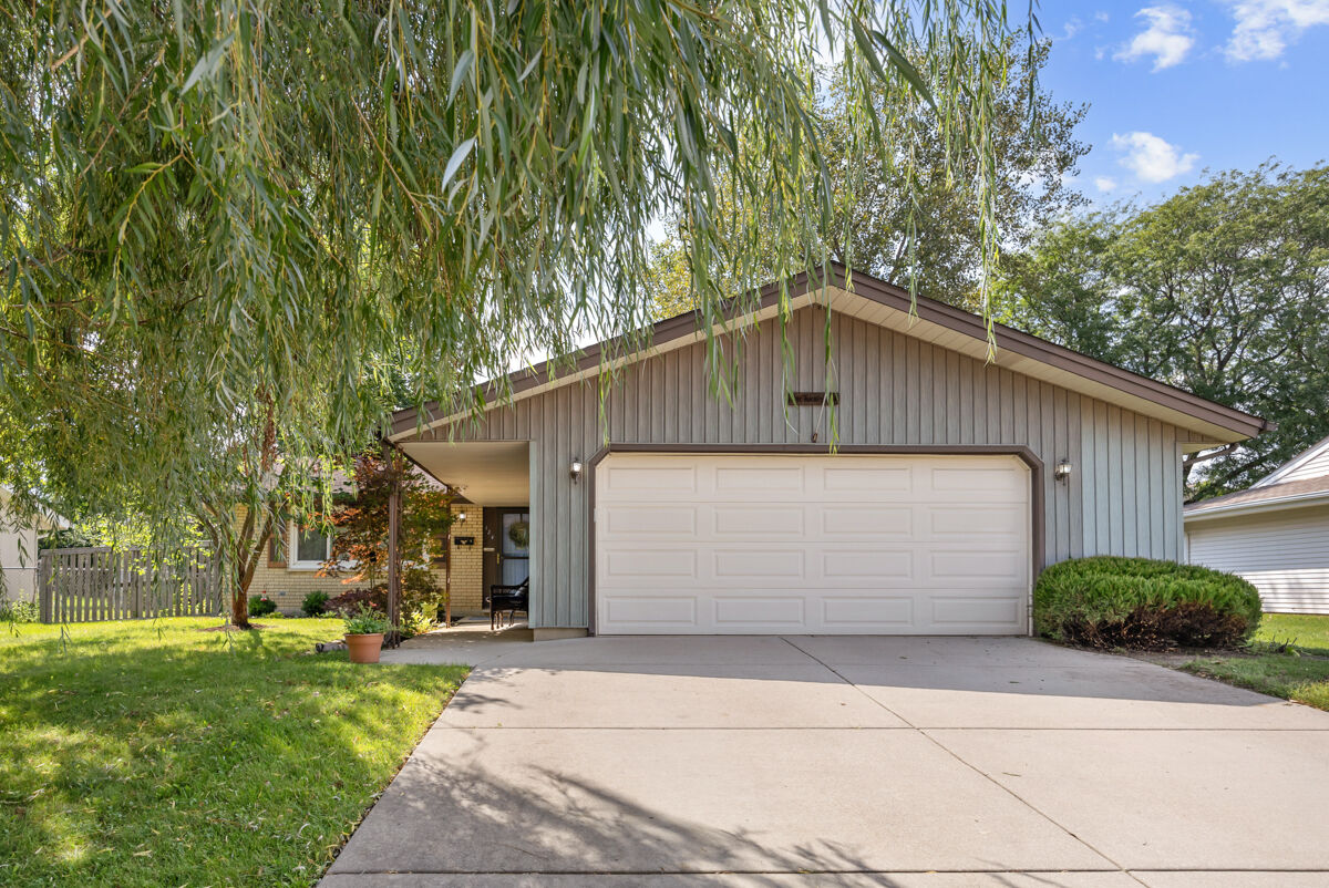 Property Photo:  124 Patricia Drive  IL 60193 