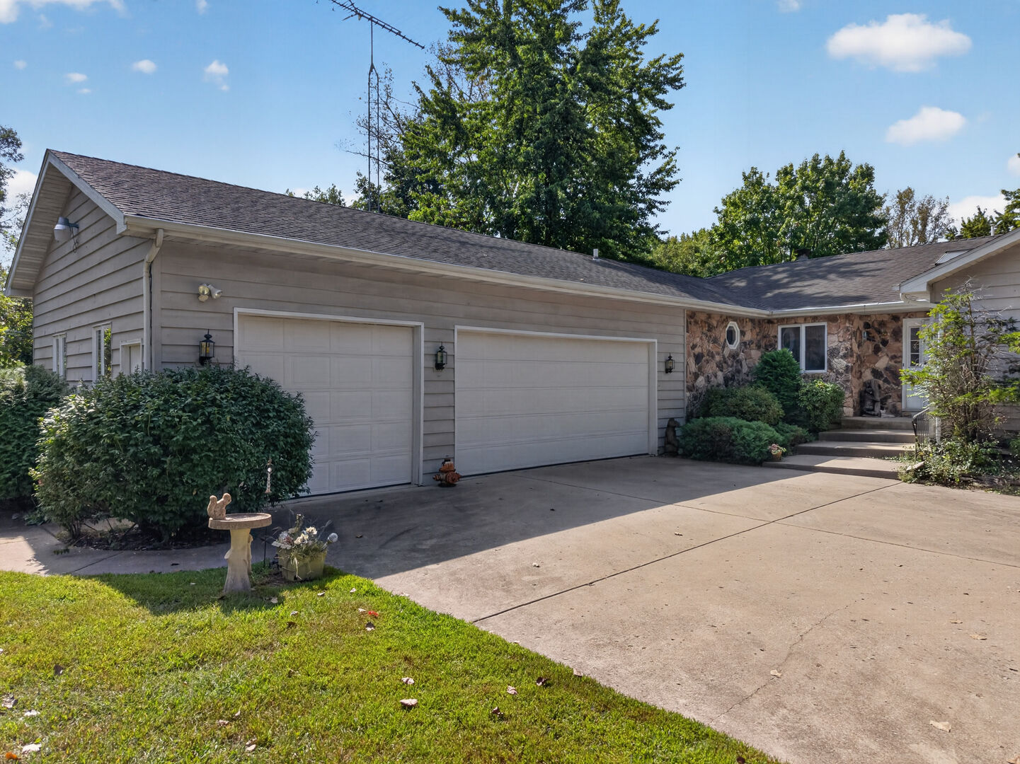 Property Photo: 5705 E North Prairie Drive IL 60450