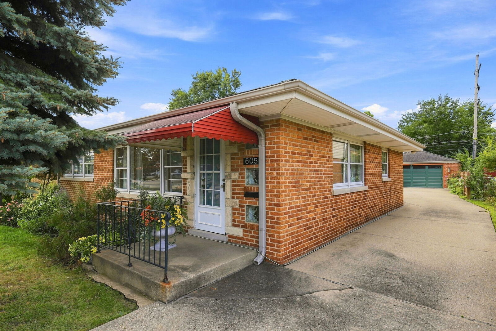 Property Photo: 605 Oakton Street IL 60068