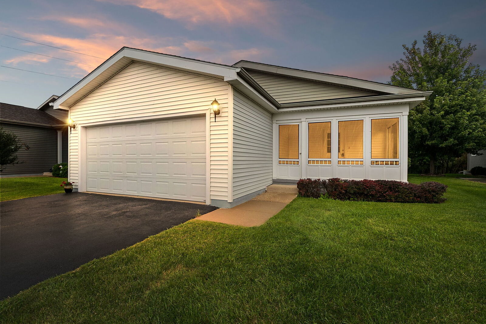Property Photo:  1403 Equestrian Drive  IL 60030 
