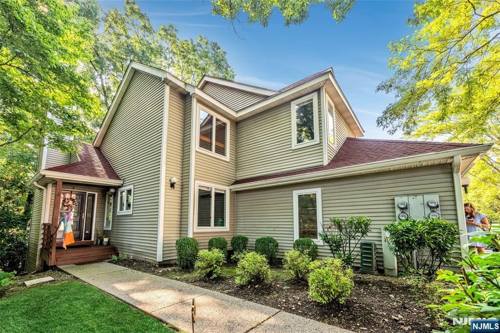 Property Photo:  2 Ridgeview Terrace  NJ 07438 