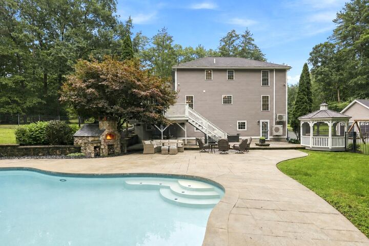 Property Photo:  16 Lantern Lane  NH 03053 