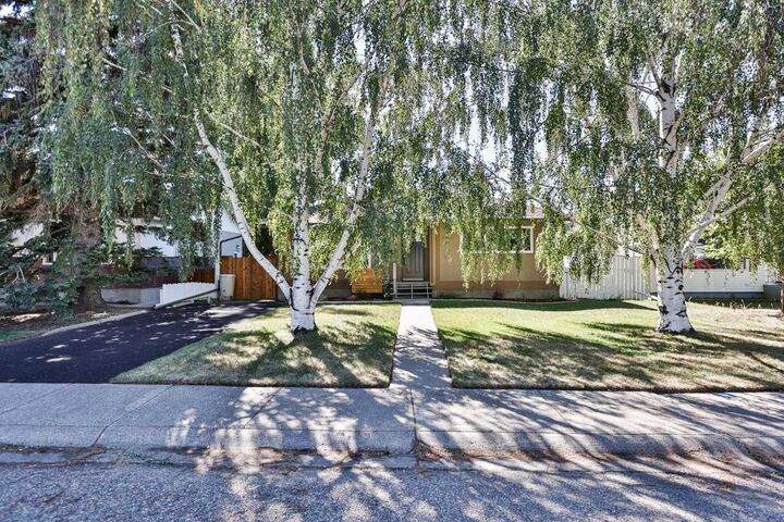 Property Photo:  2102 15 Avenue S  AB T1K 0X3 