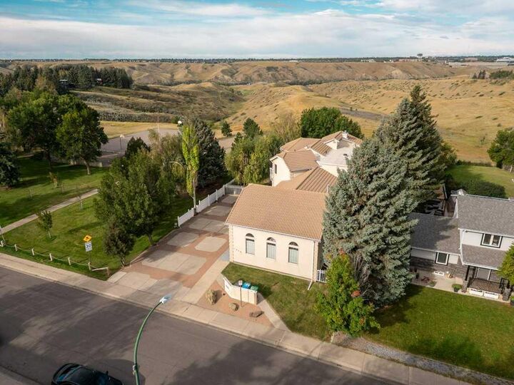 Property Photo:  1606 Scenic Heights S  AB T1K 1N5 
