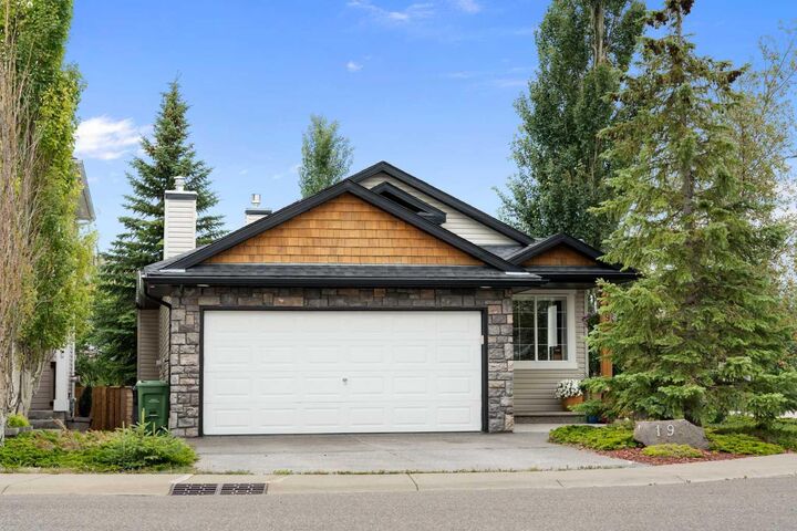 Property Photo:  19 Rockmont Court NW  AB T3G 5V8 