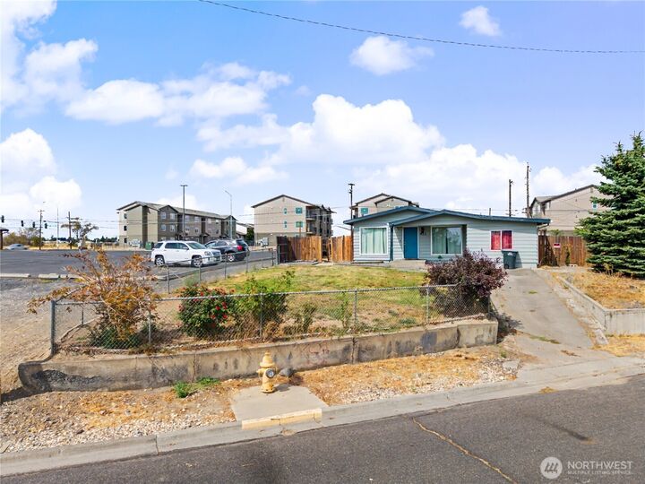 Property Photo: 912 W Loop Drive NE WA 98837