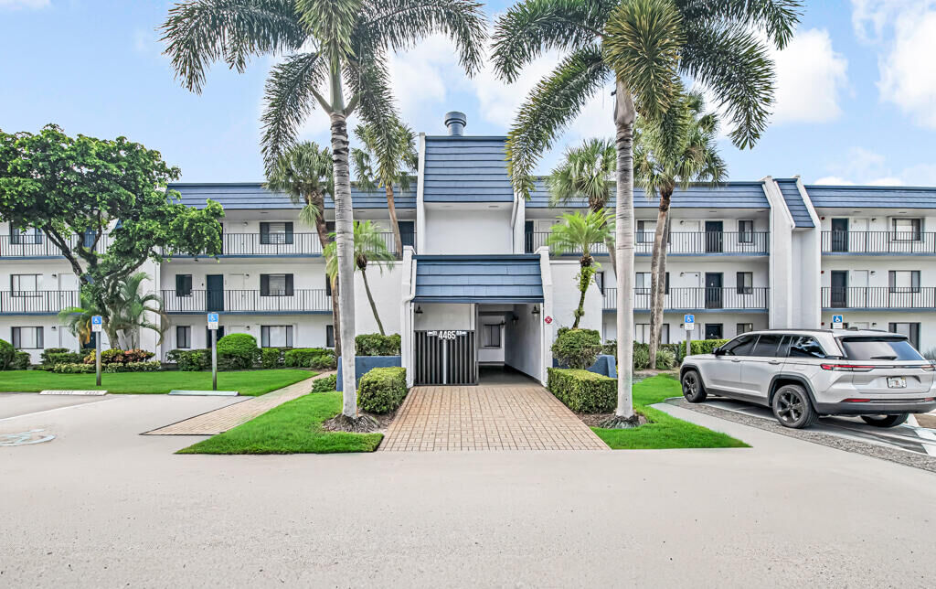 Property Photo: 4465 Luxemburg Court 108 FL 33467