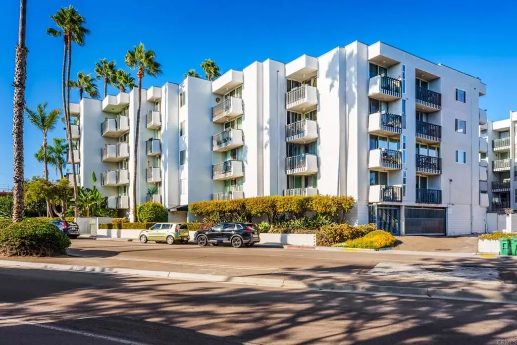 Property Photo: 727 Sapphire Street 208 CA 92109