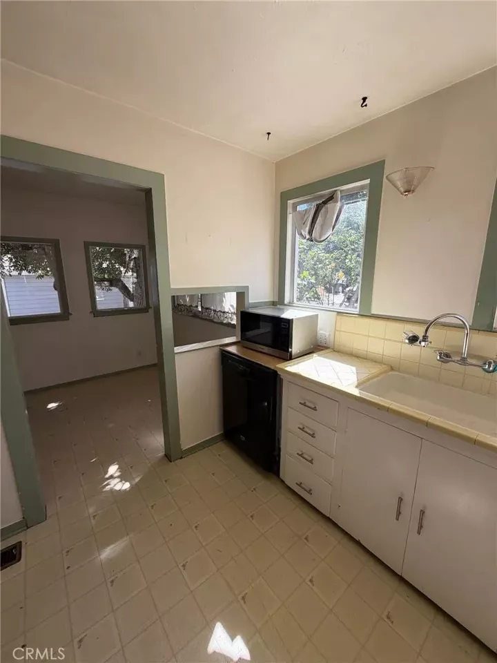 Property Photo:  302 E 4th  CA 91764 