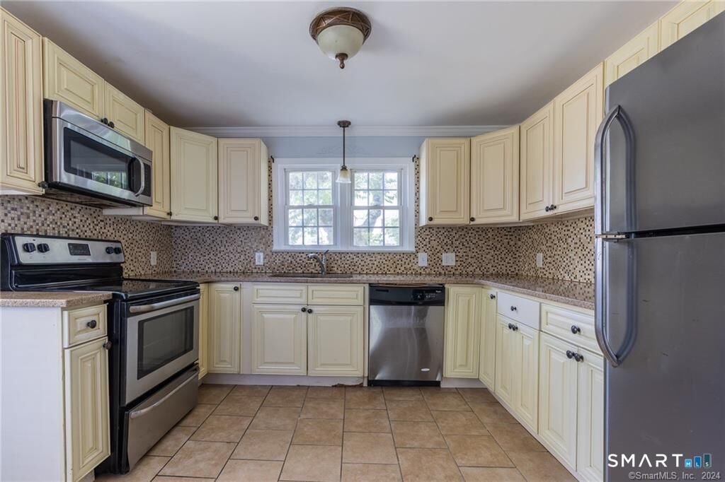 Property Photo:  480 Ezra Street  CT 06606 
