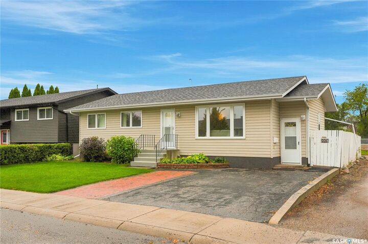 Property Photo: 226 Dickey Crescent SK S7L 5N9