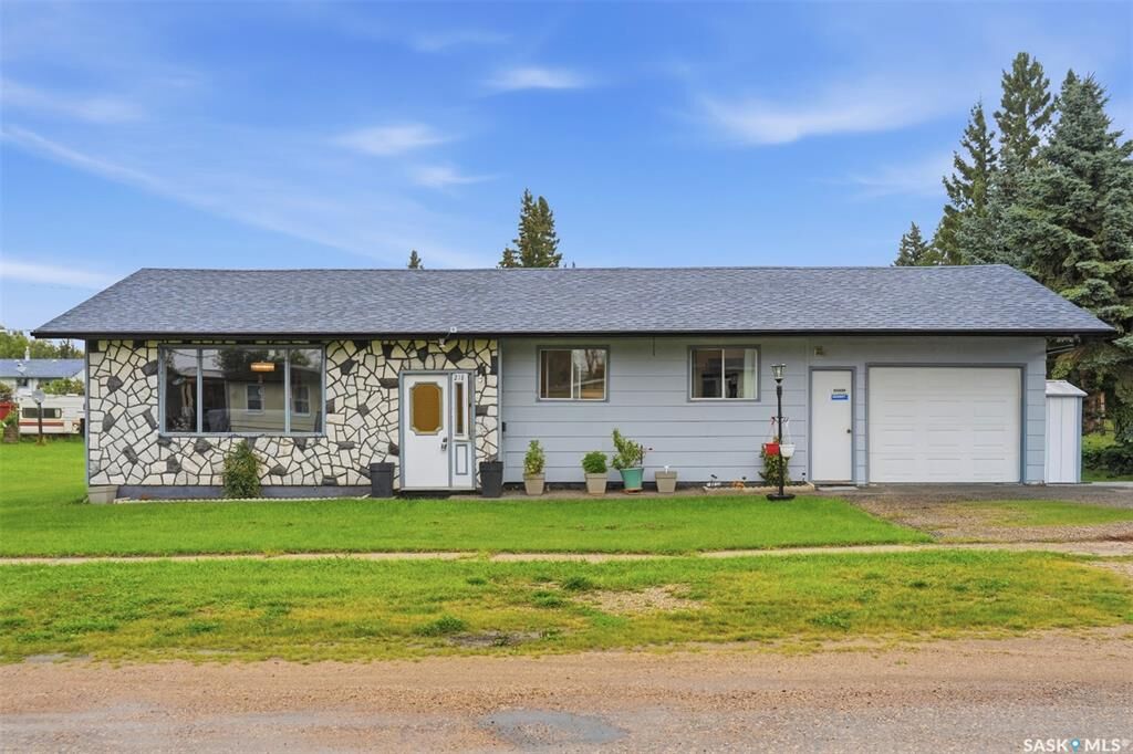 Property Photo:  218 Princess Avenue W  SK S0J 1A0 