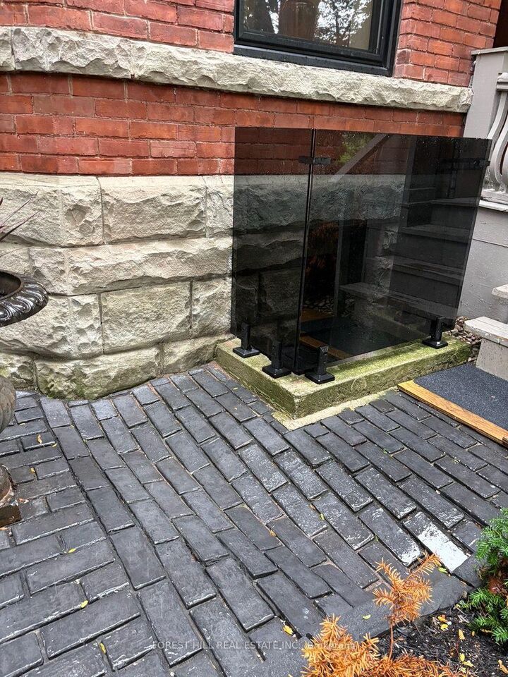 Property Photo:  77 Brunswick Avenue Lower  ON M5S 2L8 