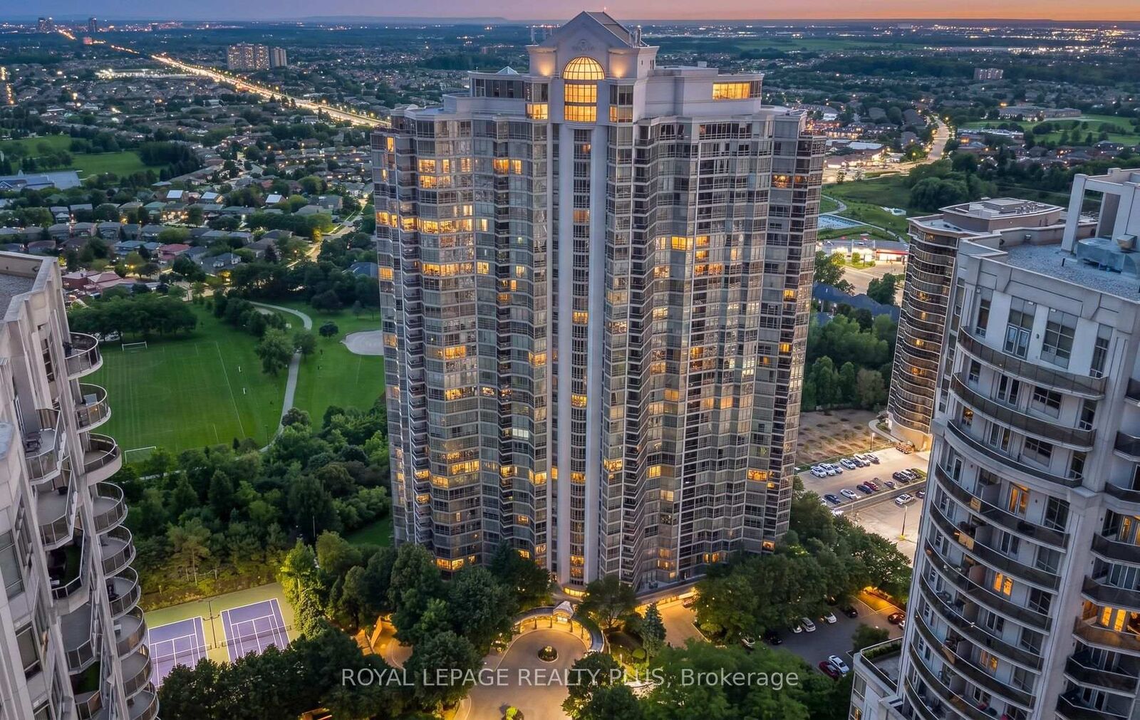 Property Photo:  45 Kingsbridge Garden Circle 808  ON L5R 3K4 