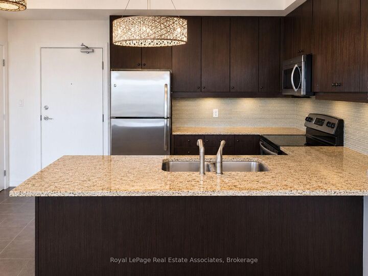 Property Photo:  570 Lolita Gardens 327  ON L5A 0A1 