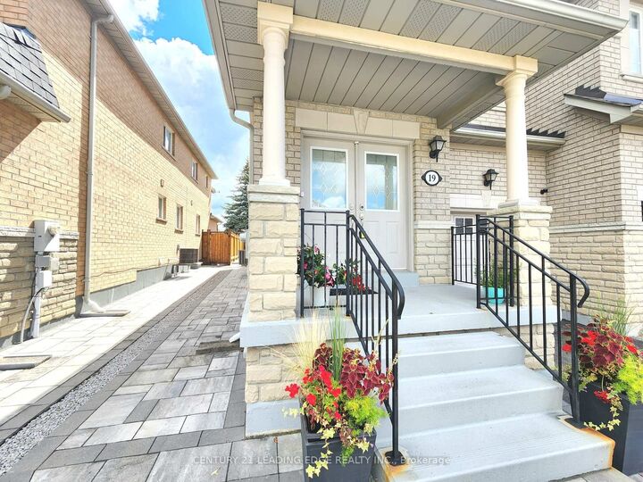 Photo de la propriété: 19 Kingly Crest Way ON L4H 1M8