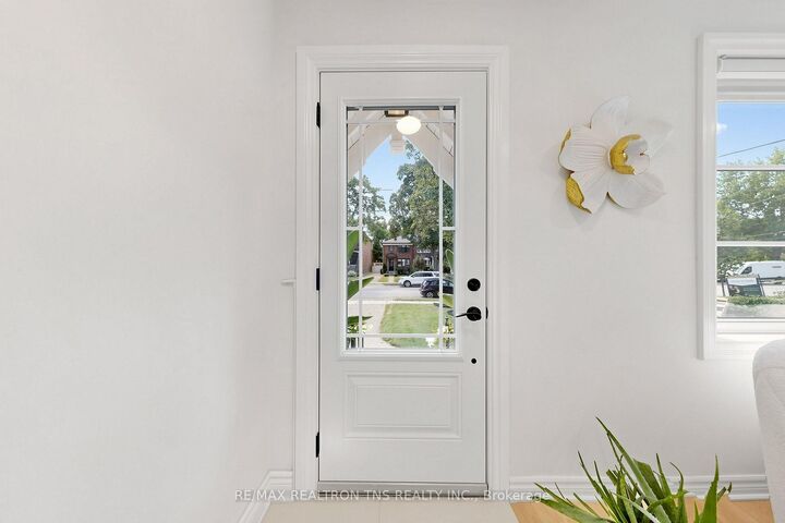 Property Photo:  136 Glenvale Boulevard  ON M4G 2V9 