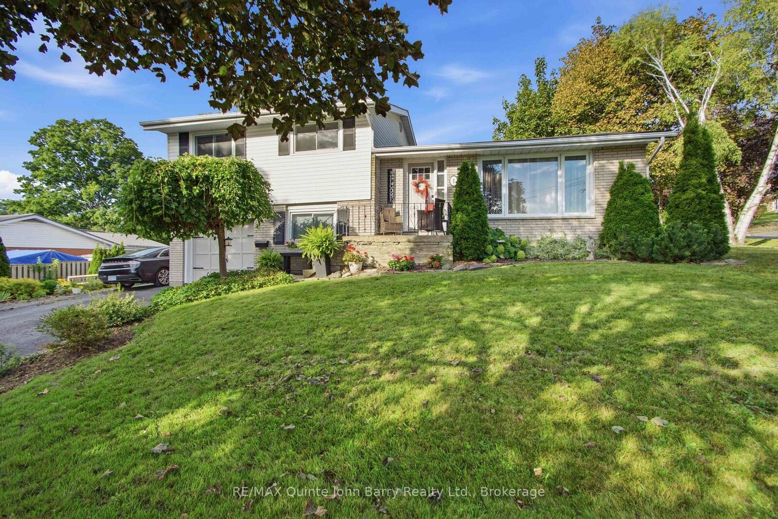 Property Photo:  1 Parkside Drive  ON K8V 5L6 
