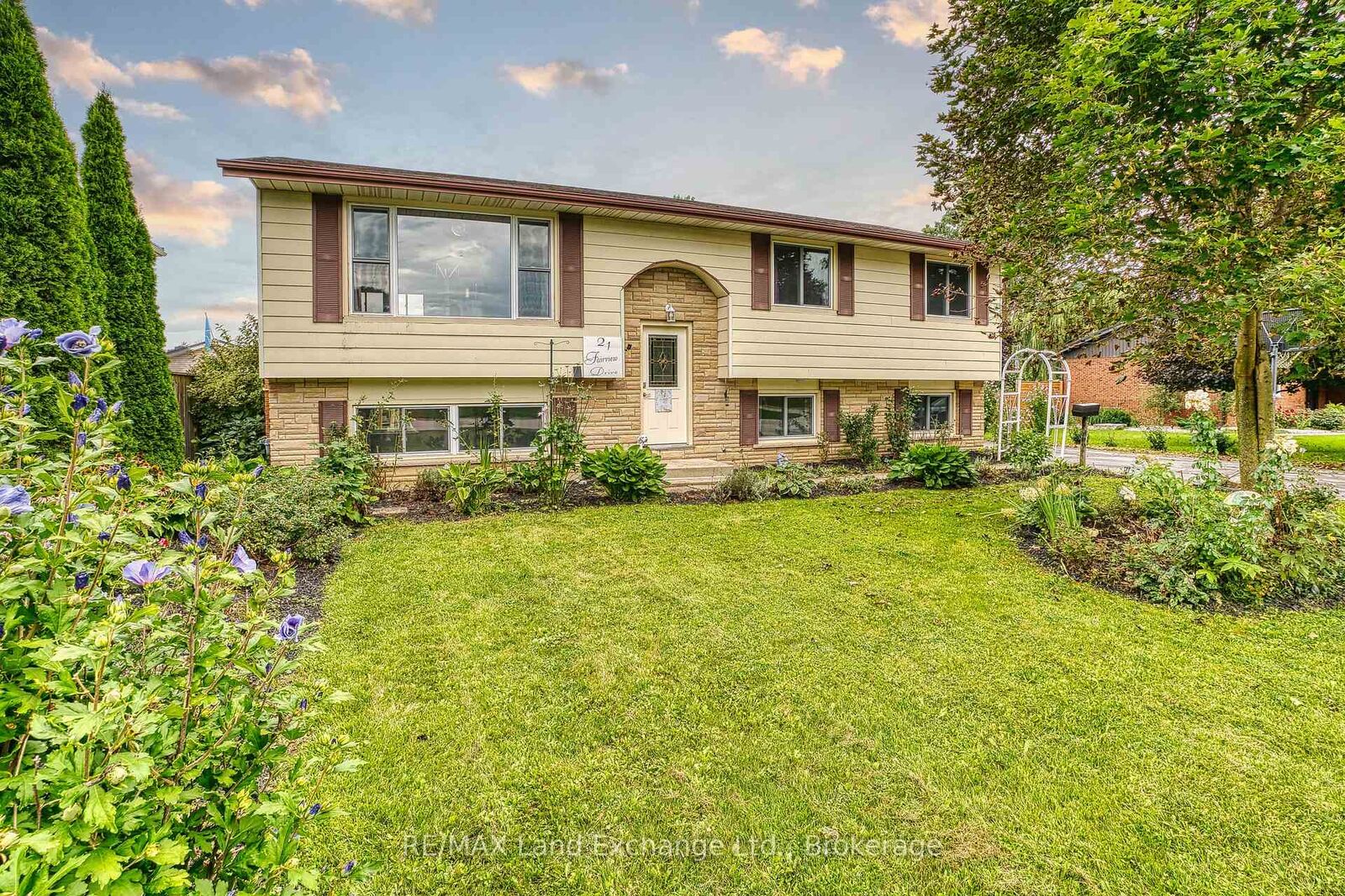 Property Photo:  21 Fairview Drive  ON N0G 1L0 
