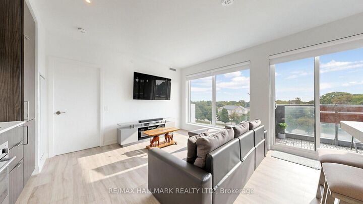 Property Photo:  7 Golden Lion Heights N423  ON M6R 2J3 