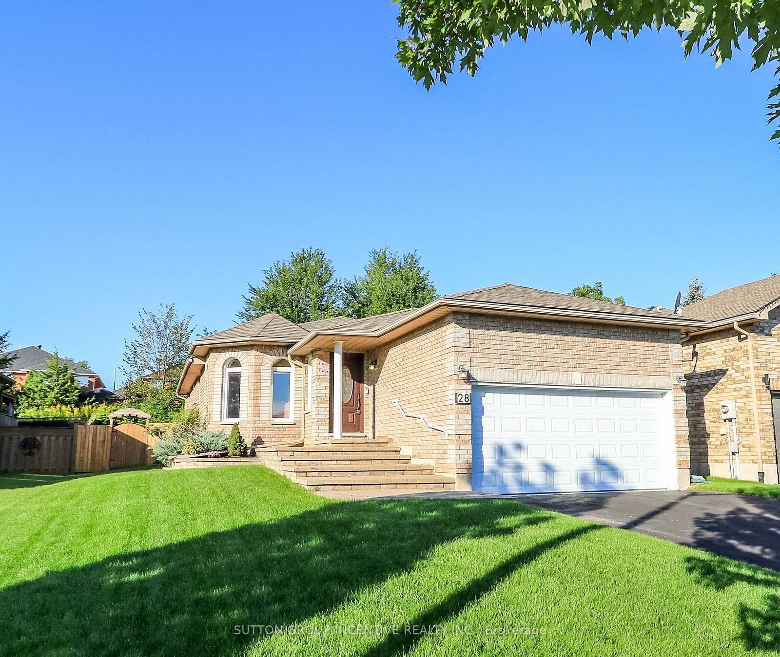 Property Photo:  28 Brookfield Crescent  ON L4N 9R6 