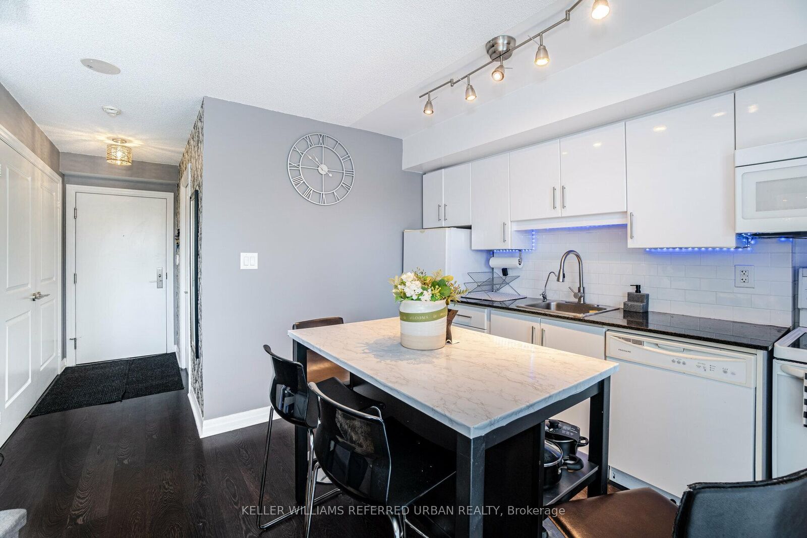 Property Photo:  2035 Sheppard Avenue E 335  ON M2J 0A8 