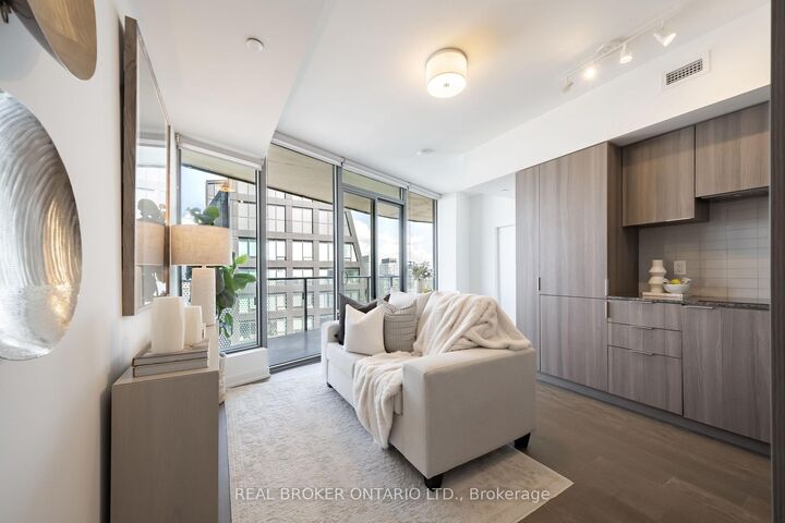 Property Photo:  11 Wellesley Street W 5311  ON M4Y 0G4 