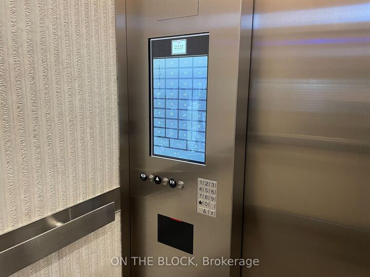 Property Photo:  138 Downes Street 1715  ON M5E 0E4 