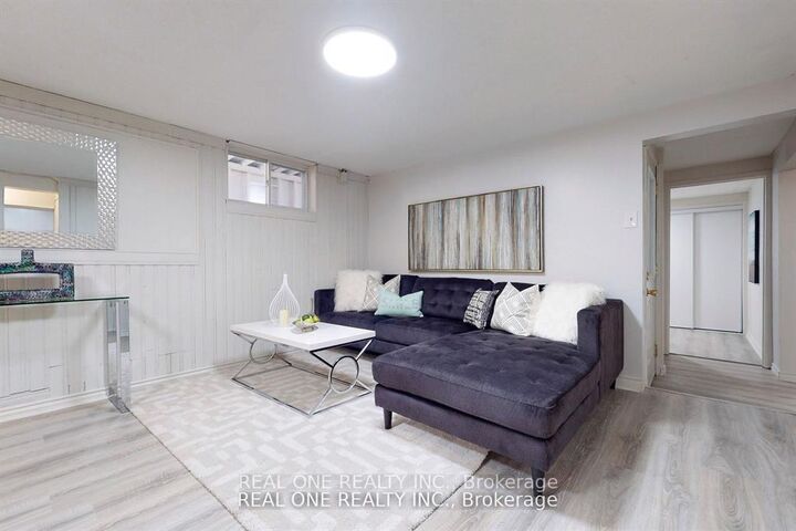 Property Photo:  105 Aurora Heights Drive  ON L4G 2X1 