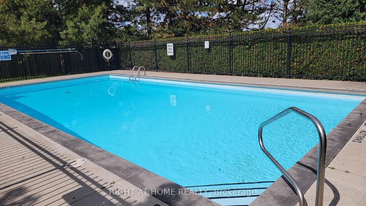 Property Photo:  733 Deveron Crescent 108  ON N5Z 4X7 