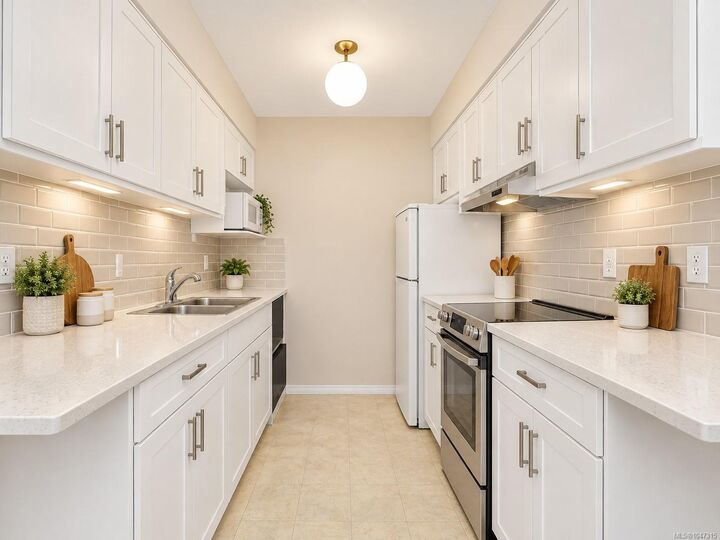 Property Photo: 1400 Newport Ave #102 BC V8S 5E9