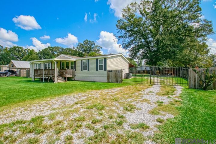 Property Photo: 20926 Holmes Dr LA 70791