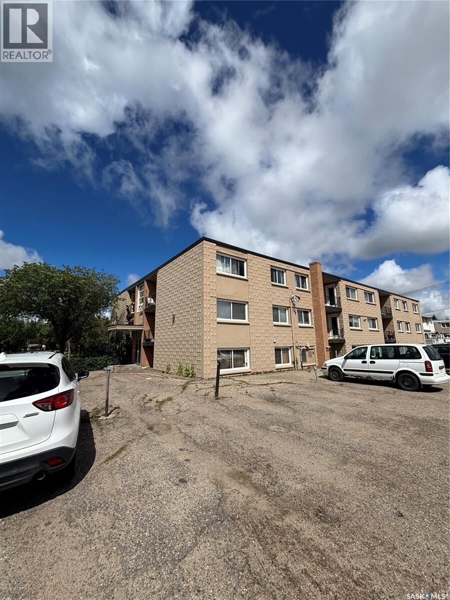 Property Photo:  3 2620 5th Avenue N  SK S4R 5E5 