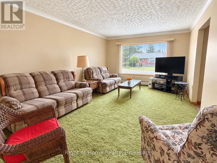 Property Photo:  123 Shipley Street  ON P7A 3C6 