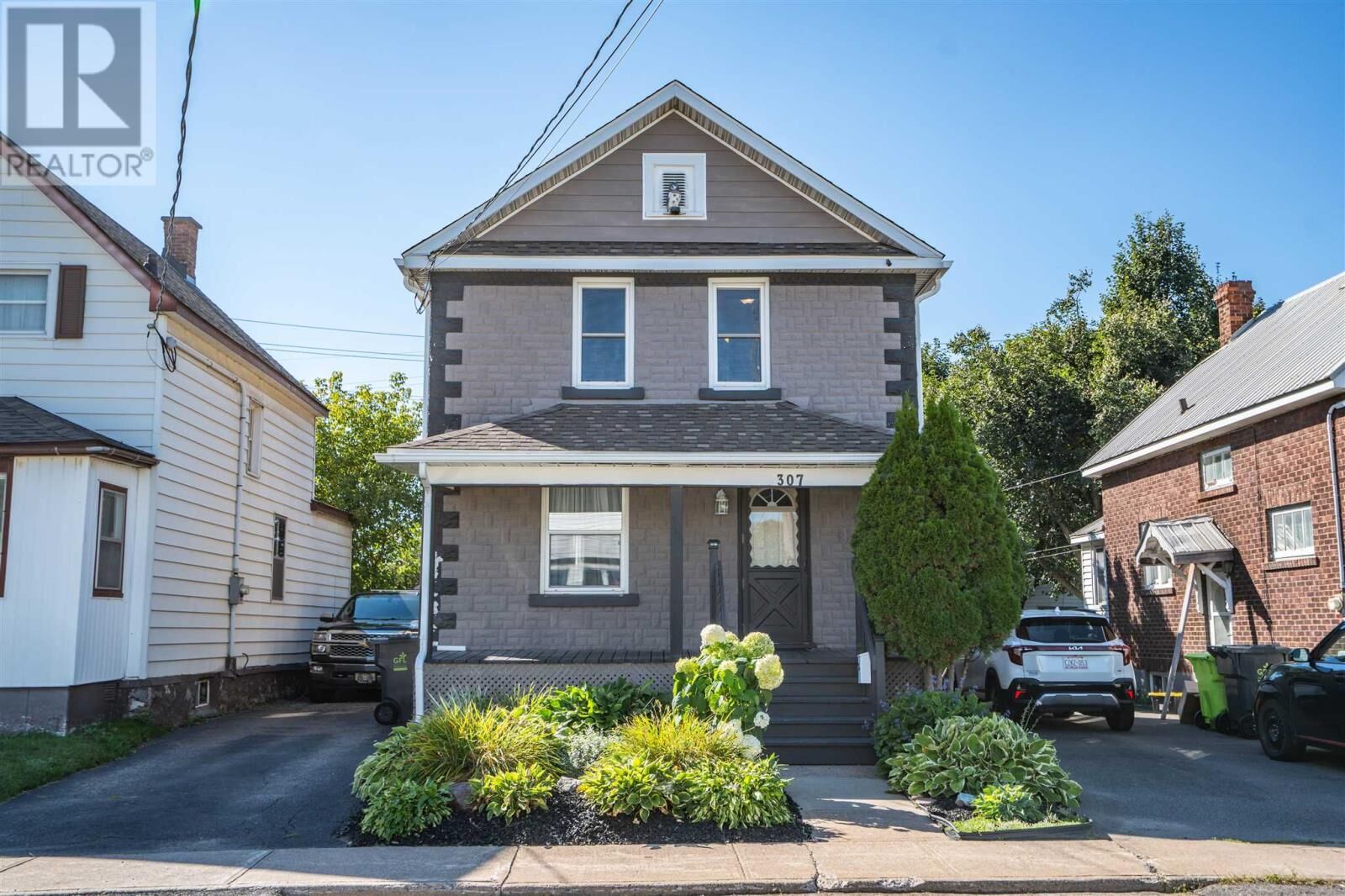 Property Photo: 307 Beverley St ON P6A 1S3