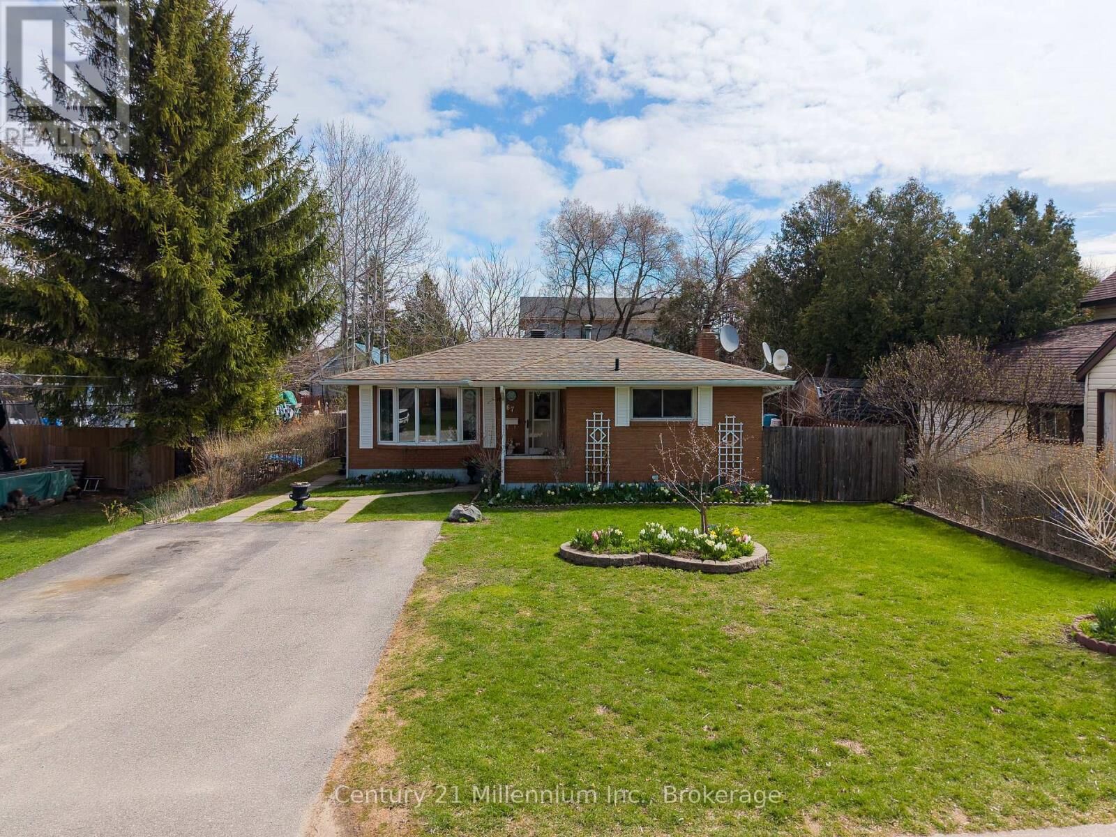 Property Photo:  67 East Street East  ON L9Y 3W7 